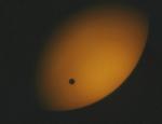 Venuspassage Her ses Venus bevæge sig ind foran Solen i 2004. Det sker igen 6. juni 2012, men så går der over hundrede år, før det sker igen. 