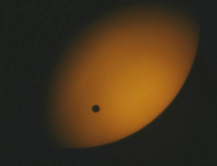 Venuspassage Her ses Venus bevæge sig ind foran Solen i 2004. Det sker igen 6. juni 2012, men så går der over hundrede år, før det sker igen. 
