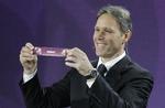 LODTRÆKNING. Marco van Basten var selv manden, der trak Tyskland op af bowlen og dermed placere holdet i samme pulje som hans fædreland Holland, Danmark og Portugal. 