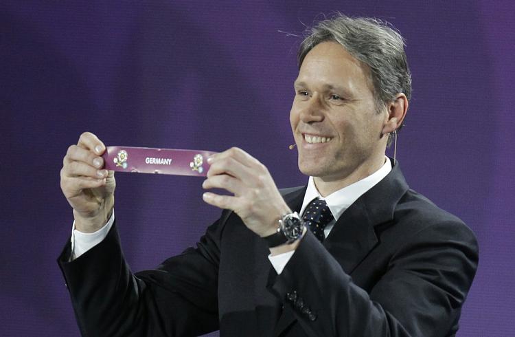 LODTRÆKNING. Marco van Basten var selv manden, der trak Tyskland op af bowlen og dermed placere holdet i samme pulje som hans fædreland Holland, Danmark og Portugal. 