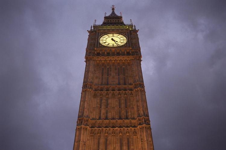 Elizabeth Tower? Det mener  premierminister David Cameron, Labourleder Ed Milliband samt liberaldemokraternes Nick Clegg, at Westminster Tower med det verdensberømte Big Ben skal ændre navn til. 