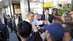 Pengefokus. Barack Obama overrasker lokale San Francisco-borgere, da han selv henter mad i en kinesisk restaurant under et besøg i byen i februar. Onsdag kommer han igen. 