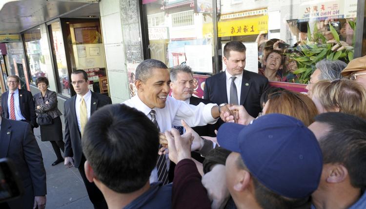 Pengefokus. Barack Obama overrasker lokale San Francisco-borgere, da han selv henter mad i en kinesisk restaurant under et besøg i byen i februar. Onsdag kommer han igen. 