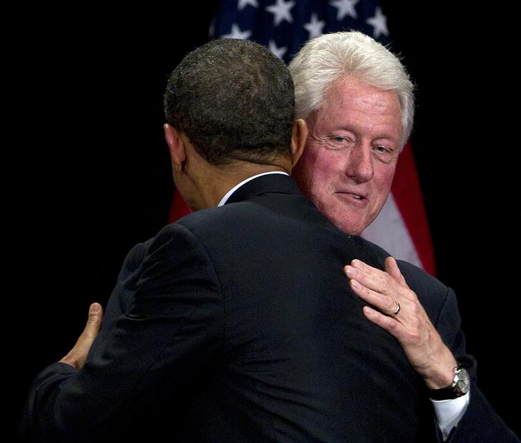 Støtte. En gang var de modstandere, men nu er der plads til både kram og opmuntringer fra Bill Clinton til Barack Obama. 