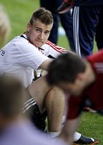 Det danske fodboldlandshold trænede mandag for første gang på stadion i Kolobrzeg. Nicklas Bendtner måtte se angrebsreserven Nicklas Pedersen stjæle rampelyset. 