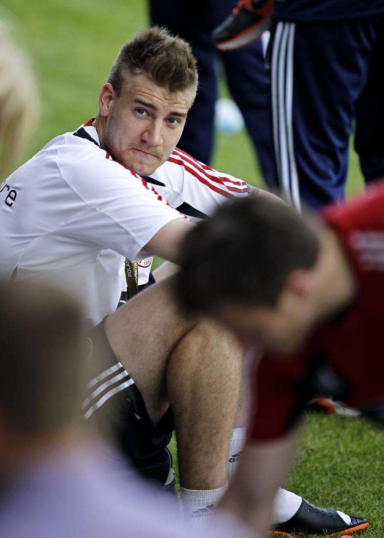 Det danske fodboldlandshold trænede mandag for første gang på stadion i Kolobrzeg. Nicklas Bendtner måtte se angrebsreserven Nicklas Pedersen stjæle rampelyset. 