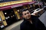 Anklaget. Ejeren af Café Sommersko, Bahram Sari, har politianmeldt aktivistgruppen Work Force, fordi de afspærrede hans café mandag morgen i protest mod dårlige arbejdsforhold for unge. 