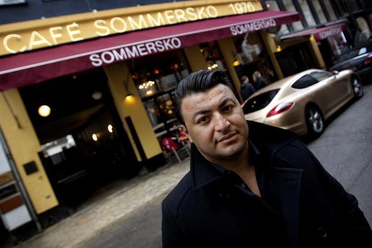 Anklaget. Ejeren af Café Sommersko, Bahram Sari, har politianmeldt aktivistgruppen Work Force, fordi de afspærrede hans café mandag morgen i protest mod dårlige arbejdsforhold for unge. 