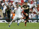 Skifte. Eden Hazard kommer til at stå ansigt til ansigt med Manchester Uniteds Wayne Rooney mange gange i løbet af de kommende år. 