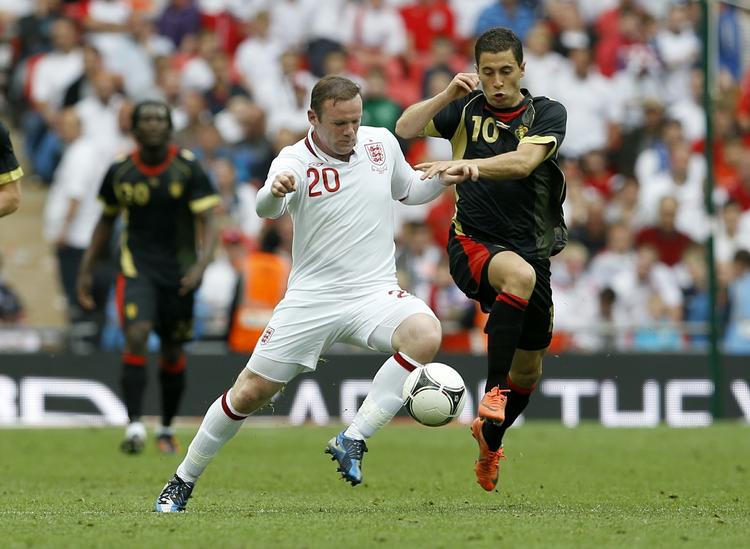 Skifte. Eden Hazard kommer til at stå ansigt til ansigt med Manchester Uniteds Wayne Rooney mange gange i løbet af de kommende år. 
