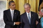 Hårdest? Barack Obama (t.v.) bliver nu karakteriseret som hårdere end sin forgænger, George W. Bush (t.h.), når det kommer til krigen mod terror. Her er Obama vært for indvielsen af et portræt af Bush i Det Hvide Hus torsdag. 