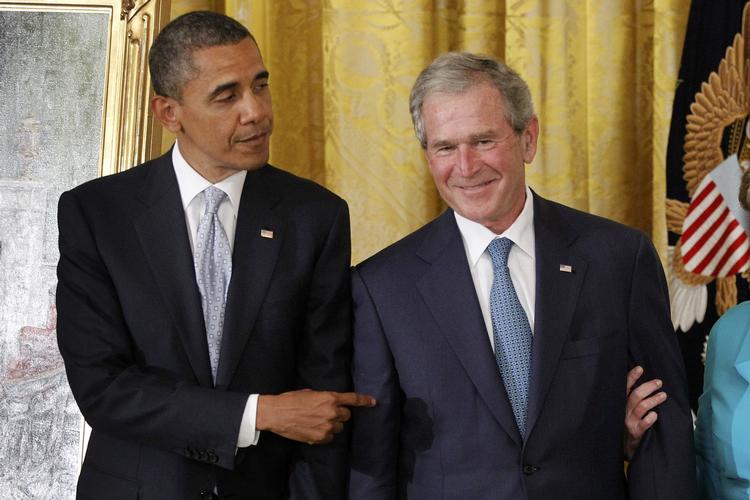 Hårdest? Barack Obama (t.v.) bliver nu karakteriseret som hårdere end sin forgænger, George W. Bush (t.h.), når det kommer til krigen mod terror. Her er Obama vært for indvielsen af et portræt af Bush i Det Hvide Hus torsdag. 