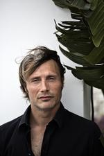 Succes. Efter succesen med 'Jagten' i Cannes vælter tilbuddene tilsyneladende ind hos Mads Mikkelsen. Og han har sagt ja til en amerikansk tv-serie i 13 afsnit, hvor han formentlig bl.a. skal tilberede middag til et aftenselskab, hvor menuen er menneske i sur-sød sovs. 