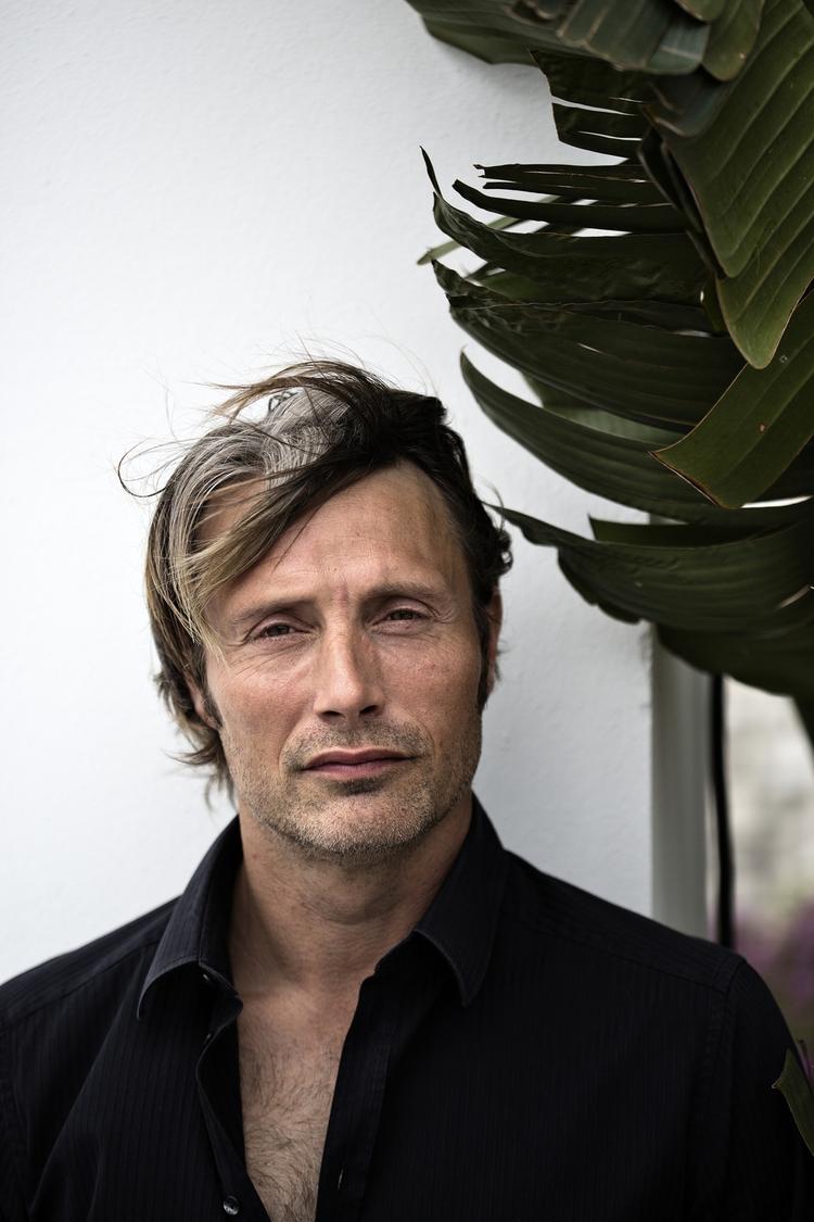 Succes. Efter succesen med 'Jagten' i Cannes vælter tilbuddene tilsyneladende ind hos Mads Mikkelsen. Og han har sagt ja til en amerikansk tv-serie i 13 afsnit, hvor han formentlig bl.a. skal tilberede middag til et aftenselskab, hvor menuen er menneske i sur-sød sovs. 