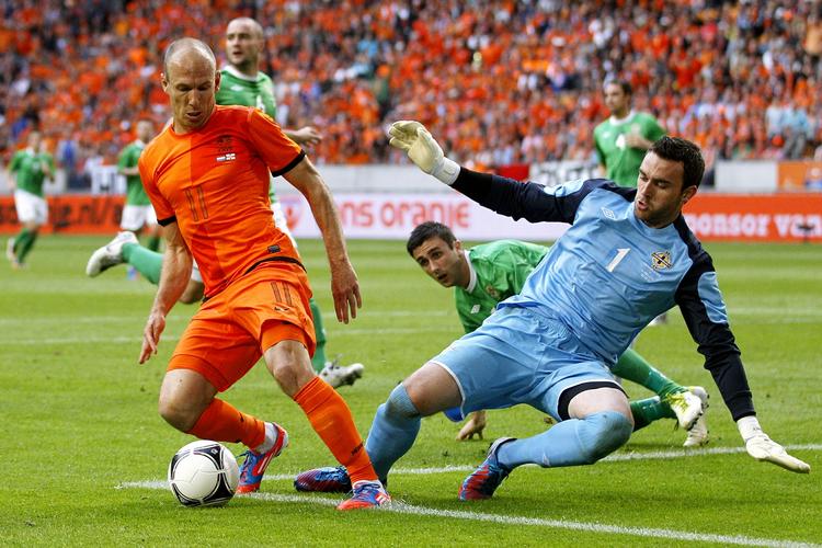 Statistik. Arjen Robben scorer i gennemsnit i hver tredje landskamp, han spiller. Det betyder, at der er overhængende sandsynlighed for, at han finder vejen til nettet mod Danmark på lørdag. 