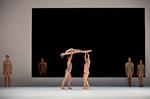 Ballet. Det var publikum, det gik ud over. Danserne, der var med i de fire miniforestillinger i 'Sidste skrig', blev ikke ramt, da sprinkleranlægget pludselig gik i gang under applausen i Skuespilhuset lørdag aften. 
