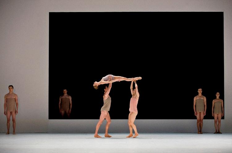Ballet. Det var publikum, det gik ud over. Danserne, der var med i de fire miniforestillinger i 'Sidste skrig', blev ikke ramt, da sprinkleranlægget pludselig gik i gang under applausen i Skuespilhuset lørdag aften. 