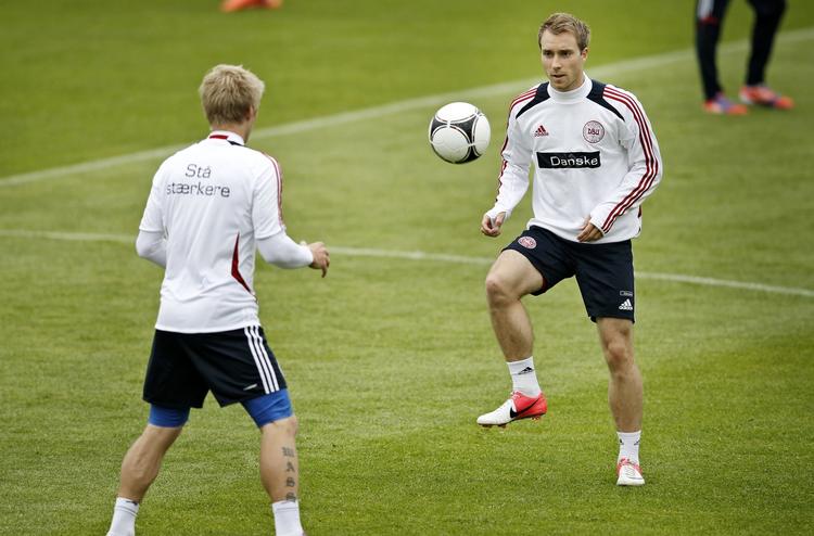Ombejlet. Daniel Wass (med ryggen) er i løbet af i dag blevet sat i forbindelse med en ny klub. Ifølge bold.dk vil klubber i både Frankrig og Tyskland have fat i wingbacken. 