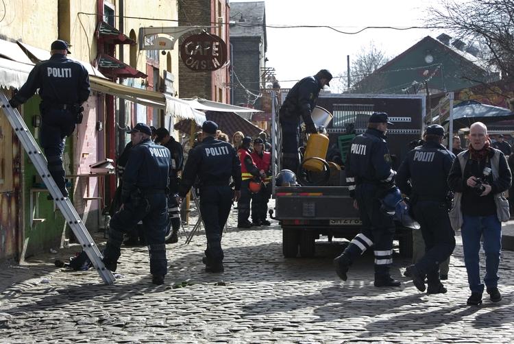 razzia. I 2004 ryddede politiet Pusher Street på Christiania. De følgende år var der massiv patruljering på fristaden - her en razzia i 2004. 
