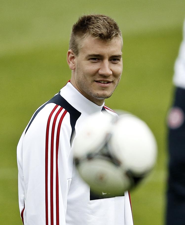 Tavse. Hverken Bendtner eller Rommedahl har kommenteret cpr-sagen. 