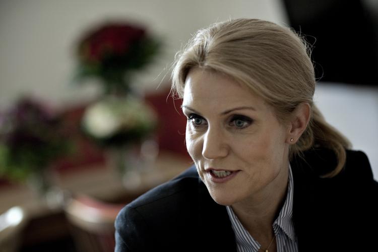 Fodboldstøtte. Det er regeringens beslutning at sende Uffe Elbæk til fodbold-EM, fortæller statsminsteren. 