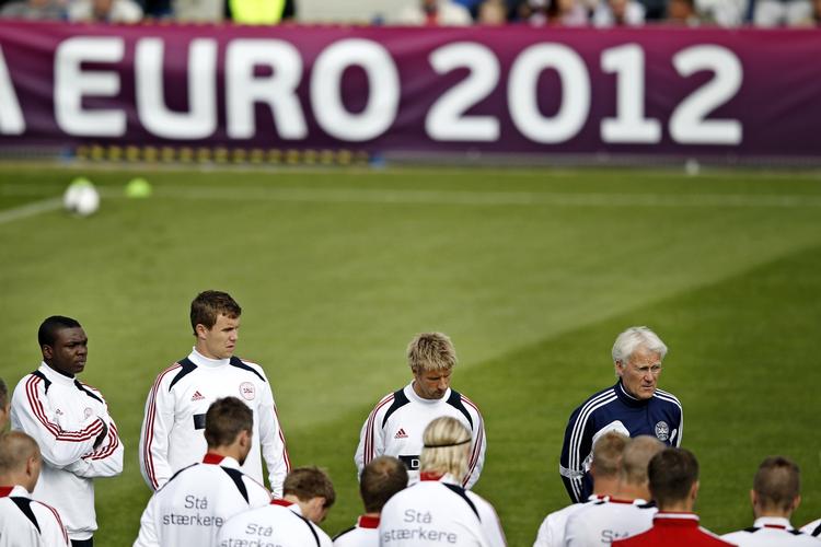 Bejlere. Olsen har 23 mand i truppen, men kun 11 kan spille fra start. I forsvaret kæmper Andreas Bjelland og Simon Kjær om pladsen ved siden af Daniel Agger. 