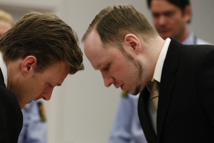 Sagen om den 33-årige massemorder Anders Behring Breivik får sindene i kog i Norge. Nu debatteres dommernes godkendelser af tv-transmissioner af vidner. 