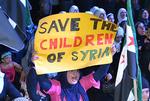 Diplomati. Syrien smider vestlige ambassadører ud, efter at også syriske diplomater blev bedt rejse fra flere lande i kølvandet på Houla-massakren. Billedet er fra en protest over massakren. 