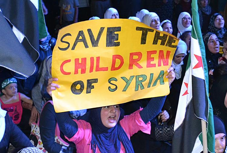 Diplomati. Syrien smider vestlige ambassadører ud, efter at også syriske diplomater blev bedt rejse fra flere lande i kølvandet på Houla-massakren. Billedet er fra en protest over massakren. 