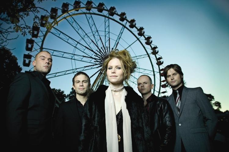 Nostalgi. Nina Persson og de øvrige medlemmer af The Cardigans er også hoppet med på 'spil-hele-jeres-bedste-album'-tendensen, som også bl.a. Kashmir, Metallica og Bruce Springsteen har dyrket. 