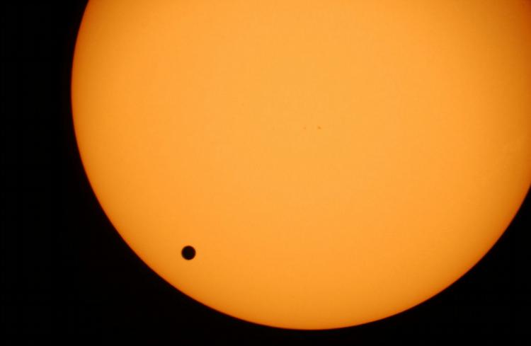 Venuspassage. Dette syn af Venus, der passerer forbi Solen, vil være at se for de morgenfriske i morgen fra klokken 4.30, her efter går der 105 år før de to igen mødes. 