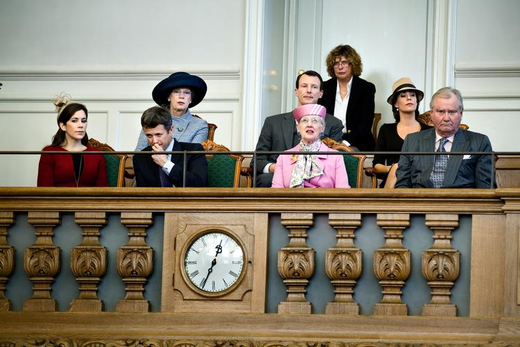 Royalt. Den kongelige familie er på visit i Folketinget. Men de royale bør holde sig langt væk fra politik, mener Den Republikanske Grundlovsbevægelse. 