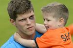 Vraget. Klaas-Jan Huntelaar her med sin søn Seb på armen er angiveligt ikke med i startopstillingen imod Danmark på lørdag selvom han var topscorer i kvalifikationen. 