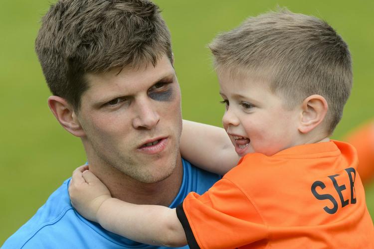 Vraget. Klaas-Jan Huntelaar her med sin søn Seb på armen er angiveligt ikke med i startopstillingen imod Danmark på lørdag selvom han var topscorer i kvalifikationen. 