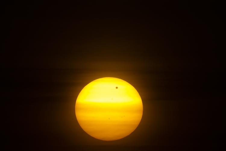 Omkring 500 mennesker var tidligt i morges samlet på Charlottenlund Fort for at se Venus passere Solen. 