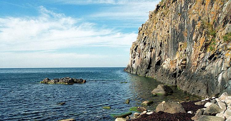 VANDRETUR. Noget af det smukkeste danske landskab findes på strækningen fra Jons Kapel til Hammeren på Bornholms vestside. 