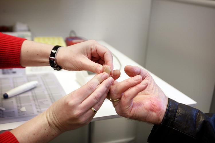 Lægebesøg. kvinder tager i gennemsnit kontakt til deres læge 4 gange mere hver måned end mænd gør. 