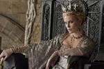 Dronningen. Charlize Theron (177 cm høj) er især - helt på linje med brødrene Grimms oplæg - ude på at gøre livet surt for Snehvide (Kristen Stewart, 168 cm) i nyfortolkningen af eventyret, der har dansk premiere i morgen. 