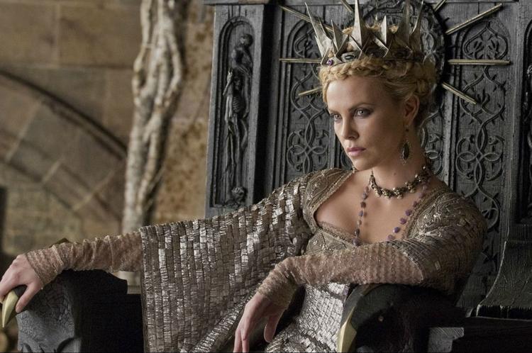 Dronningen. Charlize Theron (177 cm høj) er især - helt på linje med brødrene Grimms oplæg - ude på at gøre livet surt for Snehvide (Kristen Stewart, 168 cm) i nyfortolkningen af eventyret, der har dansk premiere i morgen. 