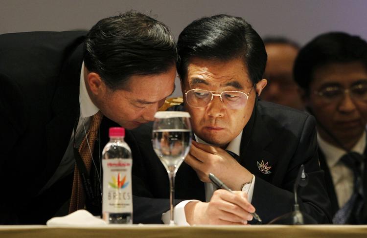 besøg. Danmark har aldrig før haft besøg af en kinesisk præsident , og nu kigger Hu Jintao (th.) så forbi. 