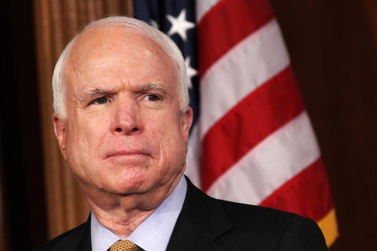 Anklager. Den republikanske toppolitiker John McCain beskylder præsident Obama for at lade fortrolige informationer sive til pressen. 