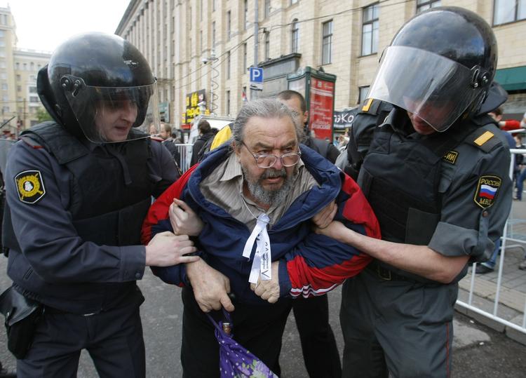 dyrt. Man skal være ved muffen, hvis man vælger at deltage i enulovlig demonstration i Rusland. Parlamentet har netop vedtaget at hæve bøden til 100.000 kroner. 