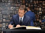 perspektiv. Tysklands manager  Oliver Bierhoff skriver i gæstebogen i Auschwitz under det tyske holds besøg i den tidligere Nazi-dødslejr. 