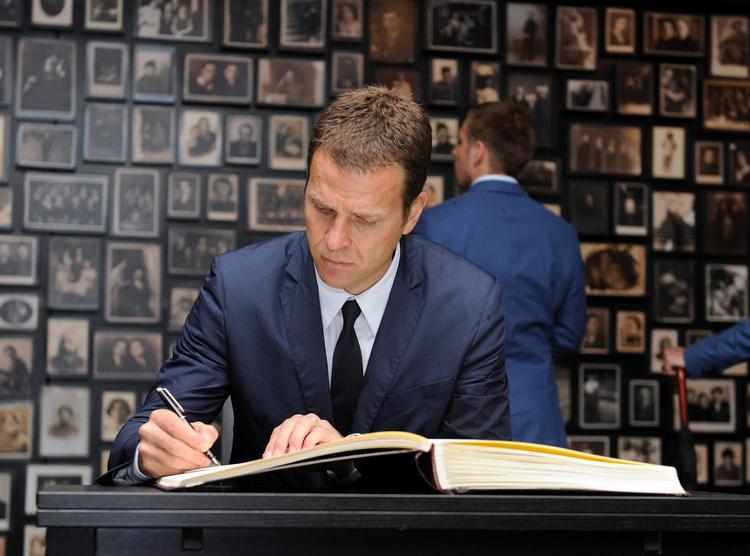 perspektiv. Tysklands manager  Oliver Bierhoff skriver i gæstebogen i Auschwitz under det tyske holds besøg i den tidligere Nazi-dødslejr. 