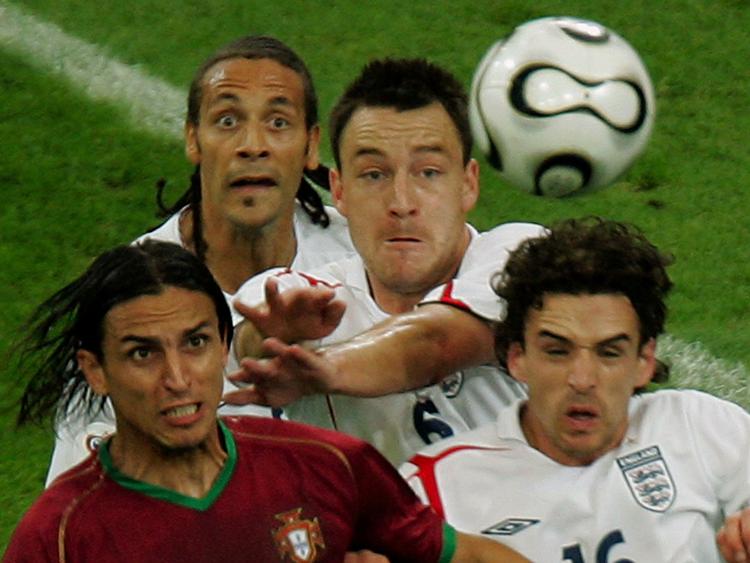 kontroverser. Rio Ferdinand (bagerst til venstre) og John Terry (bagerst til højre har tidligere, som her ved VM i 2006, udgjort et solidt makkerpar i det engelske forsvar. 