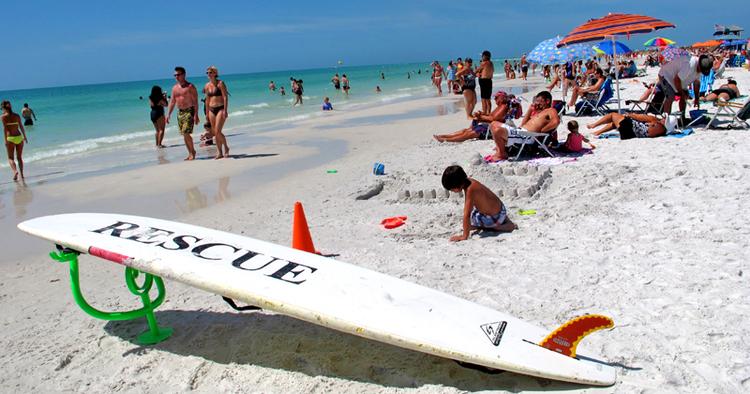 SKØNT. Vandet er turkisblåt og sandet kridhvidt på Siesta Beach i Florida. FOTO: Peter Christensen 