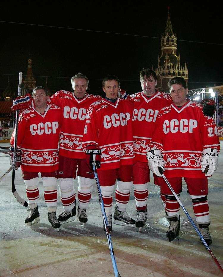 Great-five. Fra venstre ses Vladimir Krutov, Vyacheslav Fetisov, Igor Larionov, Alexei Kasatonov and Sergei Makarov før en velgørenhedskamp på den Røde Plads i Moskva i 2006. 