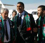 fald. Mens alt var godt og håbefuldt: Ruud Gullit (midt) modtages i lufthavnen, da hollænderen kommer til Tjetjenien i februar. 