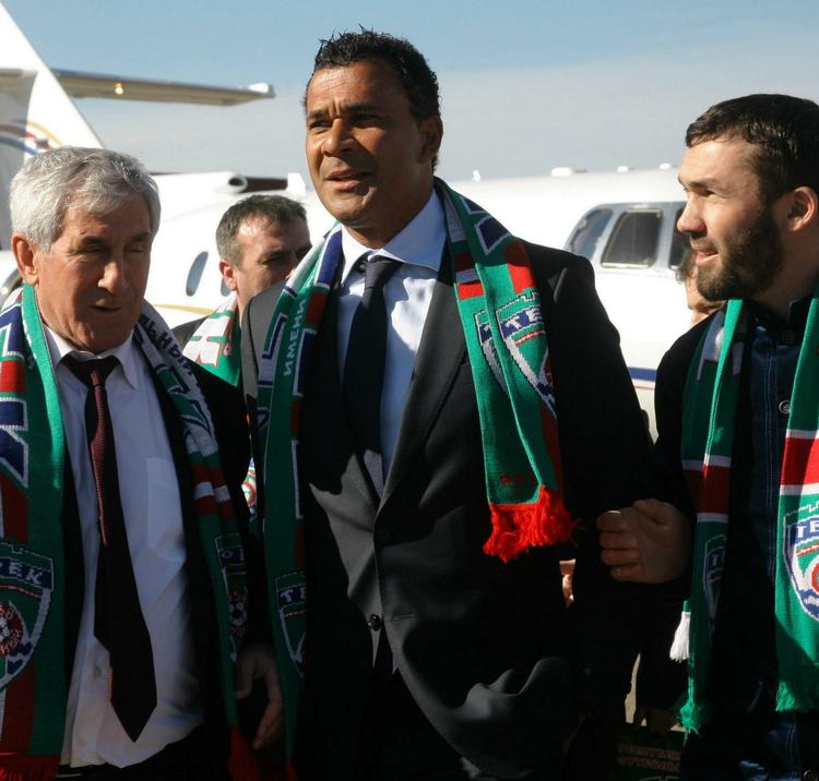 fald. Mens alt var godt og håbefuldt: Ruud Gullit (midt) modtages i lufthavnen, da hollænderen kommer til Tjetjenien i februar. 