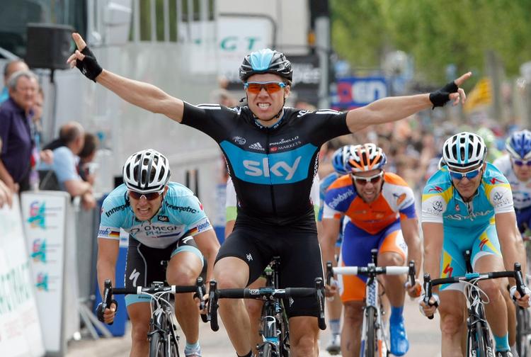 norsk. Edvald Boasson Hagen har passeret målstregen og tør juble efter en tæt afslutning på dagens etape i Dauphine. 